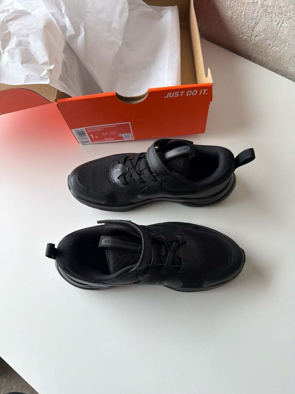 Nike Cosmic Runner PSV All-Black Kids Running Shoes - Picture 1 of 1